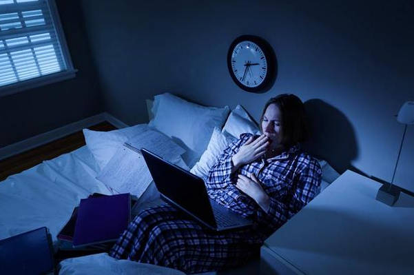 试管期间熬夜的三大危害，取卵手术后容易造成感染细菌