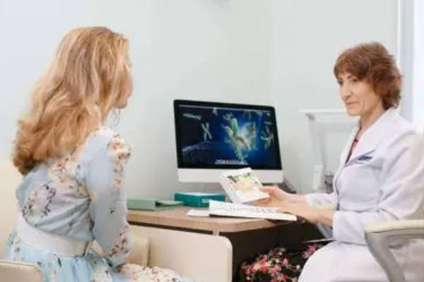 女性在医生的指导下取精取卵