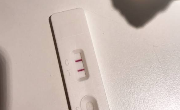 教你如何用验孕棒线看生男生女，注意观察颜色浅淡