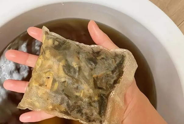 坐月子用艾草泡脚的三大禁忌，方法错误对身体是有害的