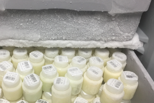 母乳储存时可以选择奶瓶