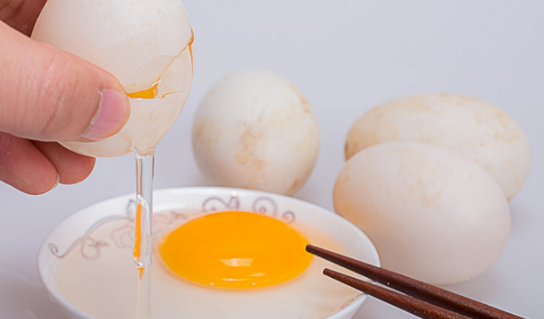 孕妇吃鹅蛋功效与作用虽多，但这些禁忌不容忽视！