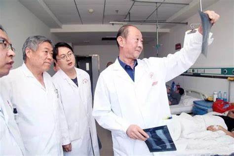 医院主任医师和副主任医师这两个职位哪个技术更好？