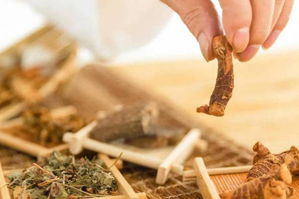 揭秘想生双胞胎通过吃中药促排卵的方法，可以喝当归熟地汤
