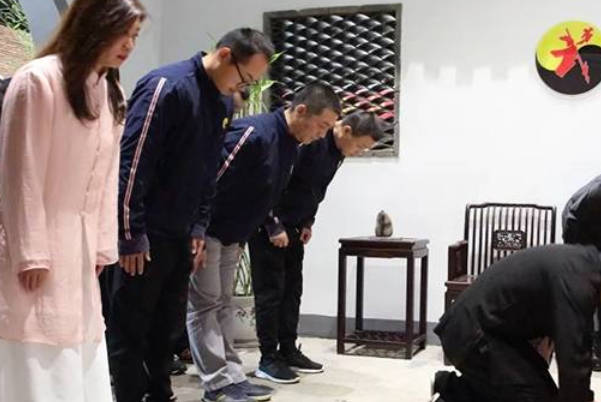 为何孕妇应避免跪拜已故亲人，背后的科学与习俗考量