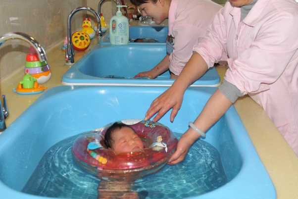 婴儿游泳有利于健康